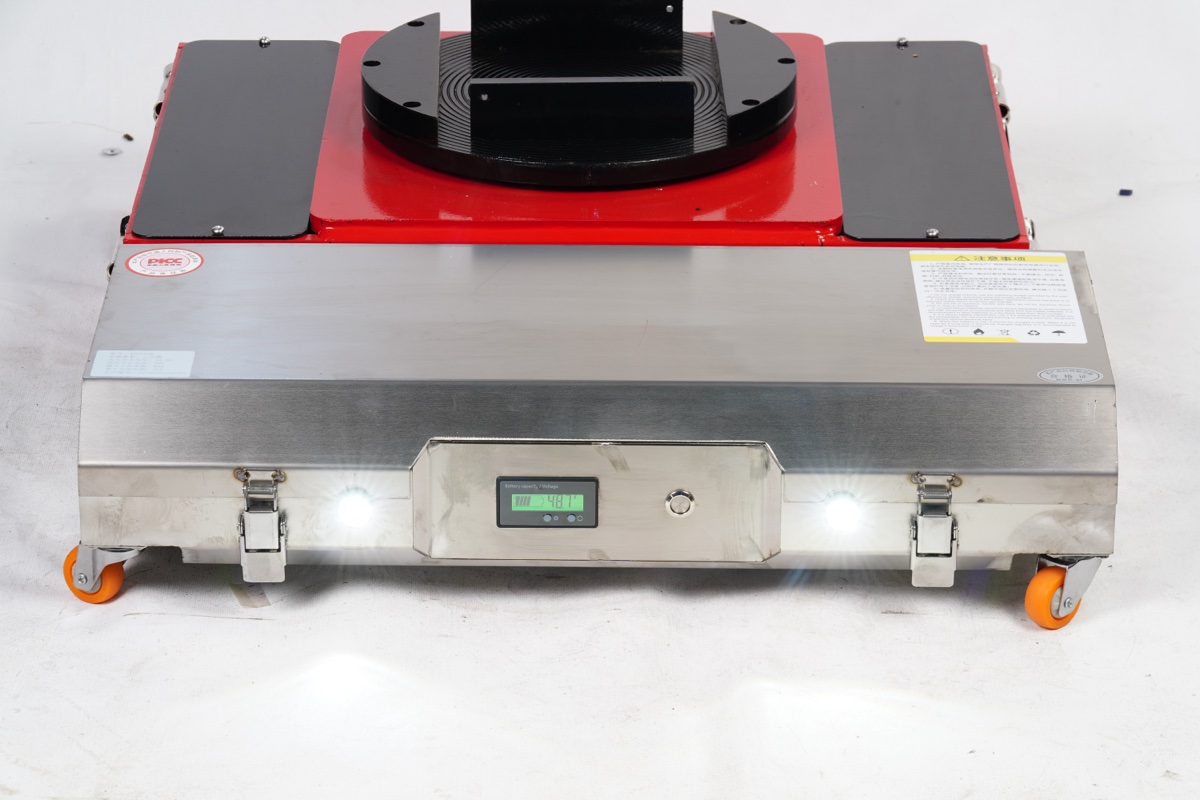 Front view of Shenghe electric transfer cart showing low-profile 170mm chassis height, stainless steel battery compartment and polyurethane caster wheels